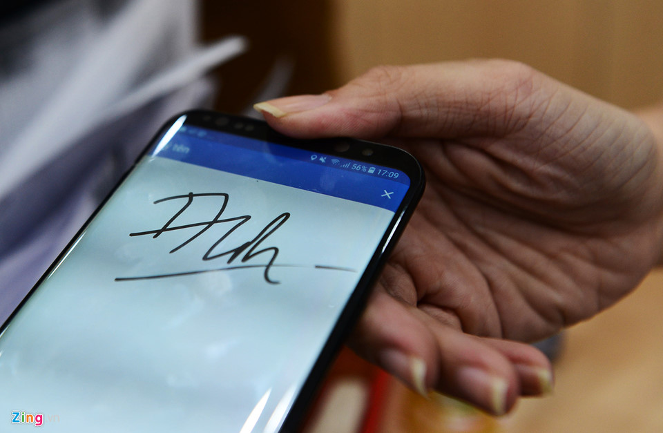 Quầy giao dịch của nhà mạng ở Sài Gòn chật cứng người chờ chụp hình